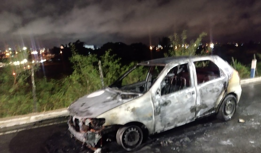 Carro fica destruído após pegar fogo no viaduto da AL 220, em Arapiraca