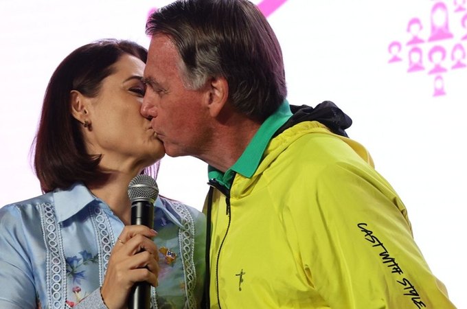 Deputado do PL diz que Michelle ensinou Jair Bolsonaro a beijar na boca