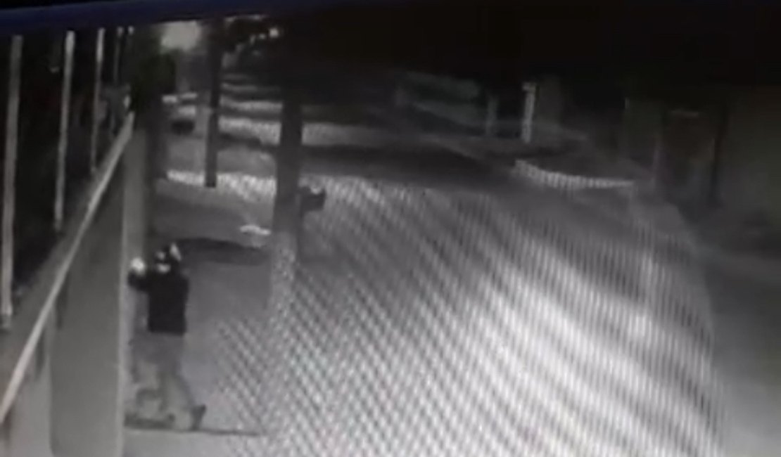 Vídeo. Imagens mostram motociclista colocando bomba em relógio de energia em residência, em Arapiraca