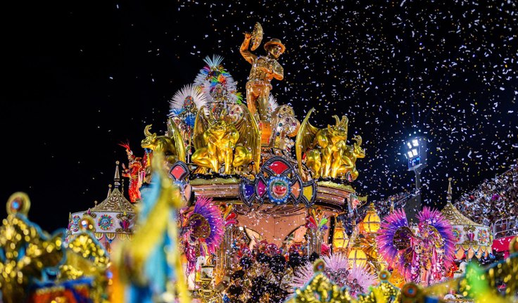 Artesãos e taxistas comemoram desfile da Beija-Flor