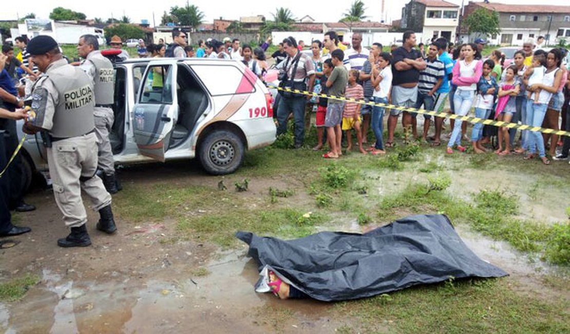 Estudante de 14 anos é assassinada a tiros em frente a escola