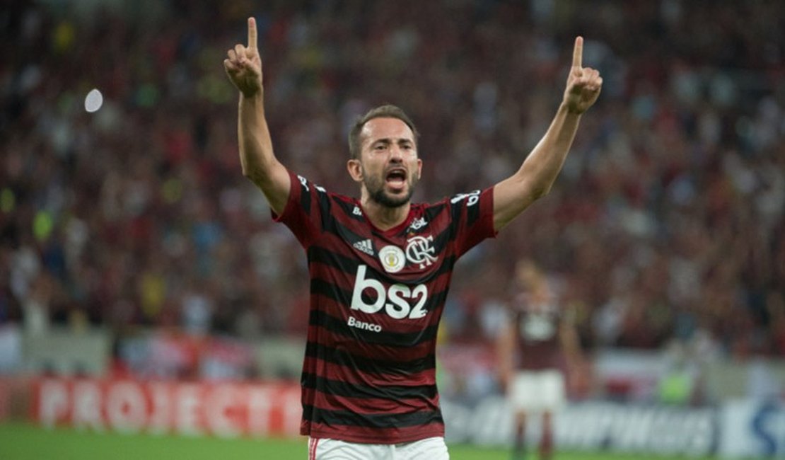 Flamengo aguarda exames para contar com Everton Ribeiro e mais oito no domingo