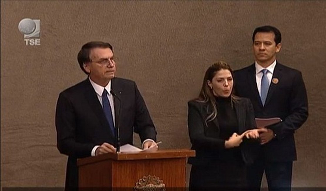 Diplomado, Bolsonaro pede confiança daqueles que não votaram nele