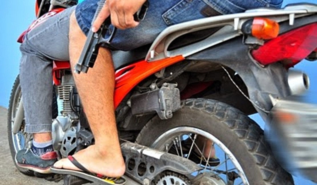 Criminosos armados roubam motocicleta e R$ 6 mil de empresa de Arapiraca