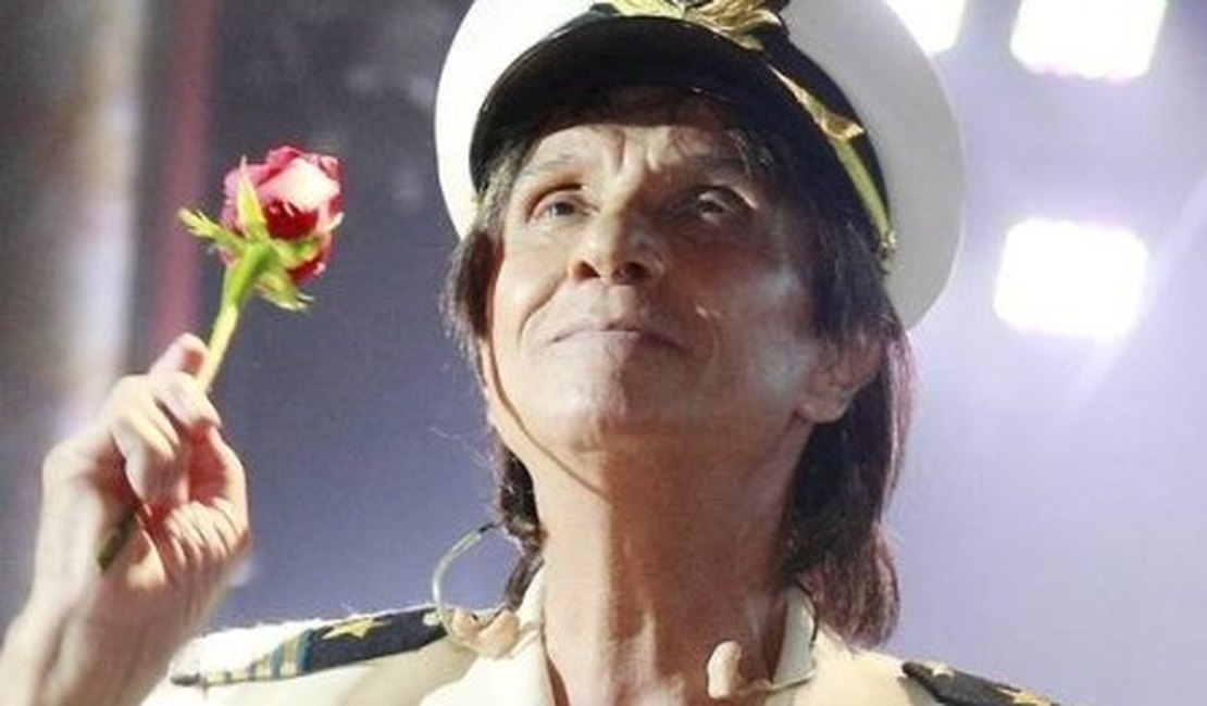 Roberto Carlos se apaixona por jovem vizinha e tenta conquistá-la com flores e mensagens