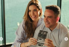 Dra. Júlia Britto e governador Paulo Dantas anunciam chegada do primeiro filho: “José está chegando!”