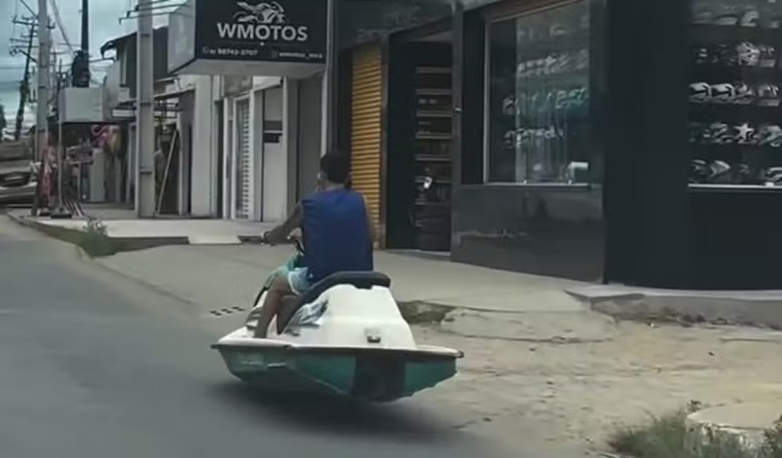 Homem é flagrado ‘pilotando’ moto aquática pelas ruas de Maceió