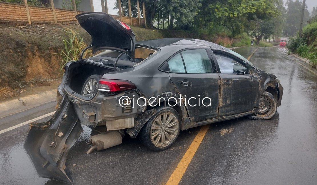 Motorista perde controle da direção e capota carro na zona rural de Arapiraca