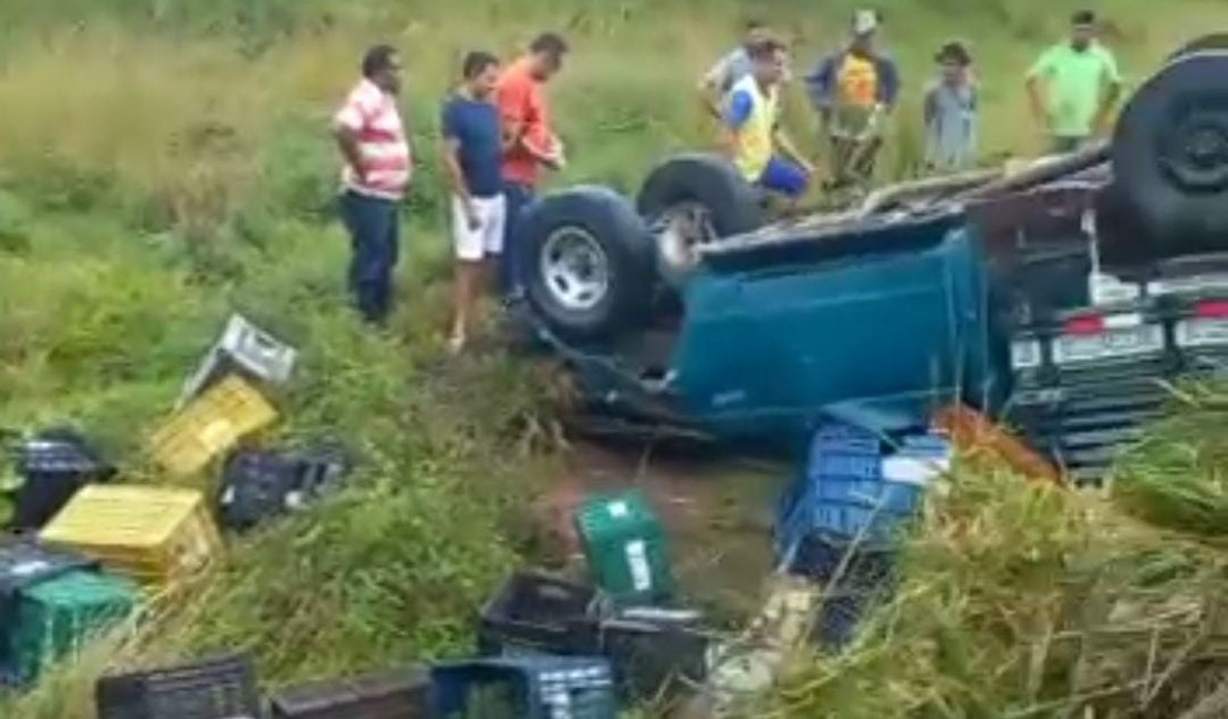 Caminhonete carregada com caixas de verduras tomba em Coité do Nóia