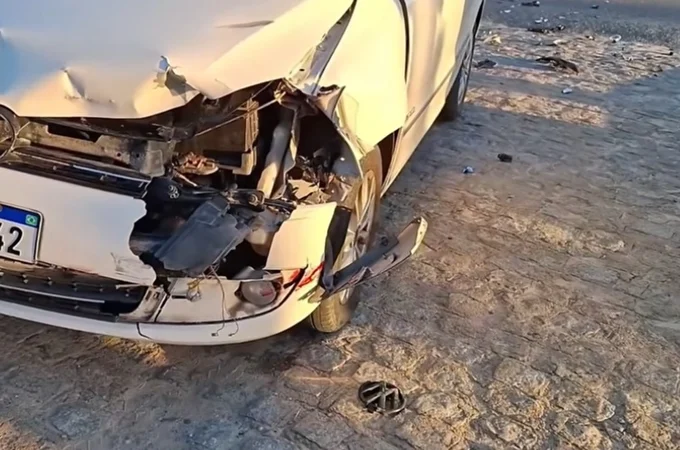 Três pessoas, incluindo mãe e filho, ficam feridas em colisão entre carro e moto em Arapiraca