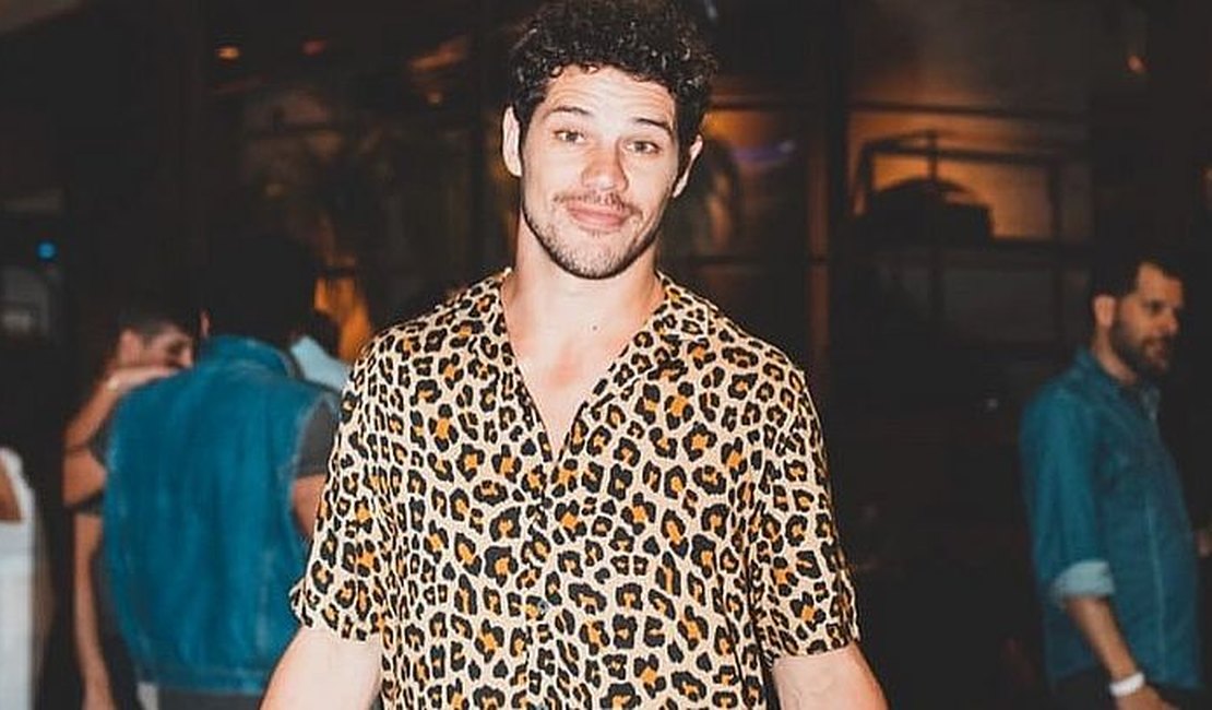 José Loreto se recusa a tirar foto com fã e dispara: ''Não sou o Mickey''