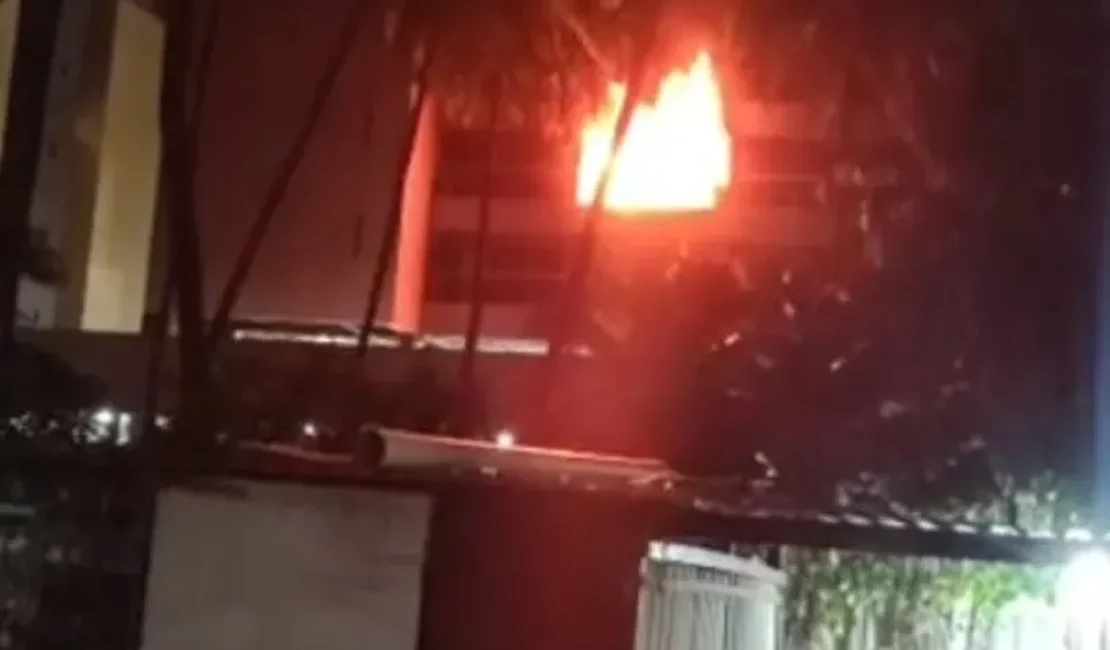 Incêndio destrói apartamento e mobiliza seis viaturas dos Bombeiros em Maceió