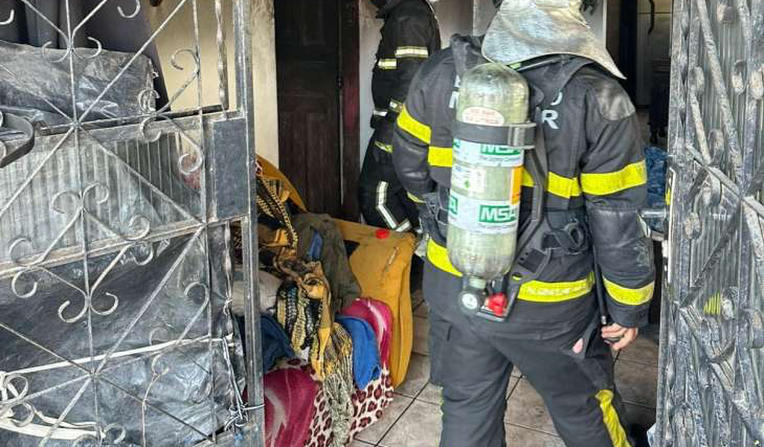 Princípio de incêndio mobiliza Bombeiros no Jacintinho; moradores controlam chamas antes da chegada das equipes