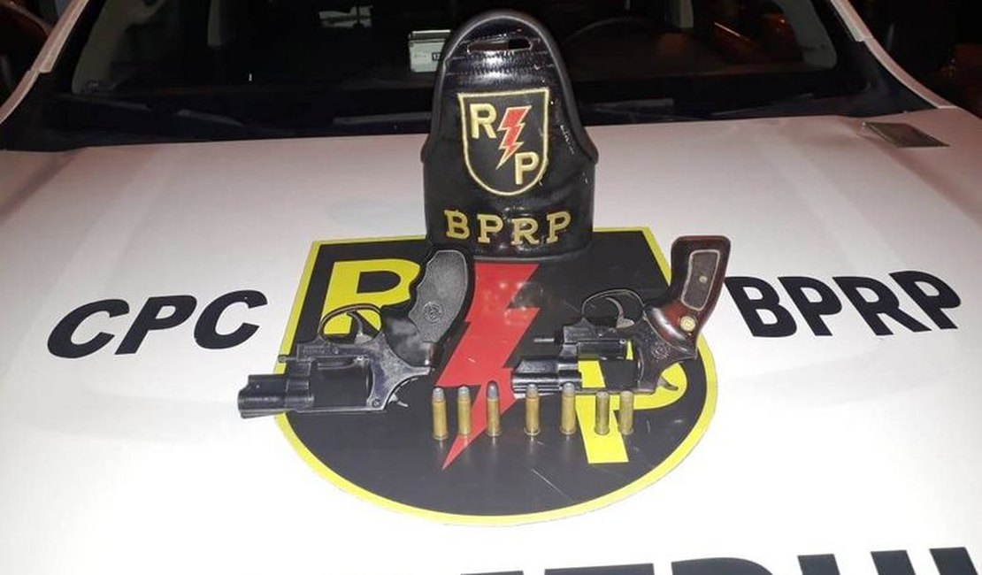 Vídeos compartilhados no WhatsApp levam PM a prender suspeito com armas