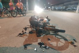 Colisão envolvendo motocicleta e carro deixa uma pessoa ferida, em Arapiraca