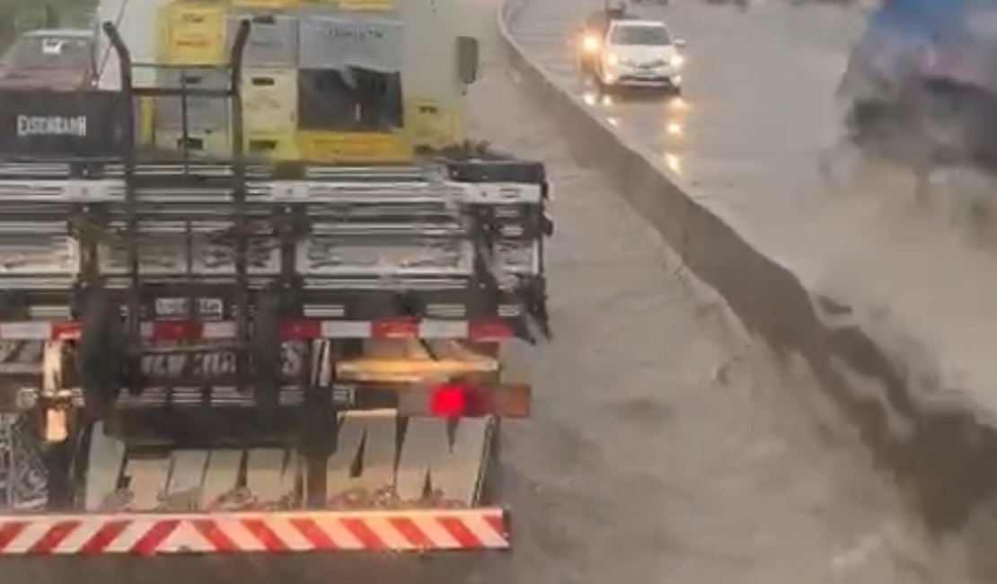 Chuva intensa provoca alagamentos e abre cratera em bairros de Arapiraca
