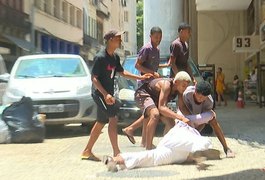 Em assalto, idoso é jogado no chão e luta contra 6 no Centro do Rio de Janeiro