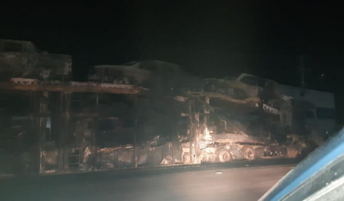 Dois caminhões carregados de automóveis pegam fogo em rodovia alagoana