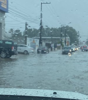 Vídeo. Chuva registrada em Arapiraca deixa vários pontos de alagamentos na cidade