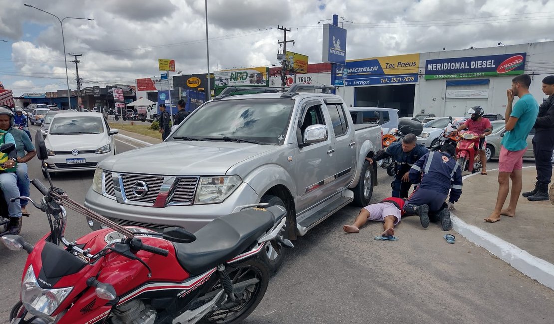 Acidente entre moto e caminhonete no Trevo do Divan deixa dois feridos