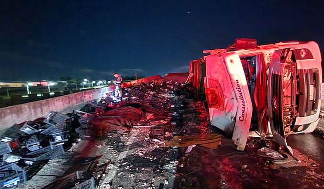Caminhão tomba e carga de alho é saqueada em rodovia alagoana