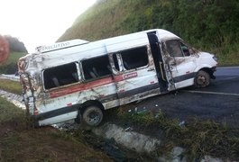 Motorista de van perde controle e causa acidente com 19 passageiros a bordo, em AL