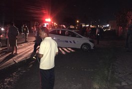 Taxista é ferido em tentativa de assalto e carro se choca com poste