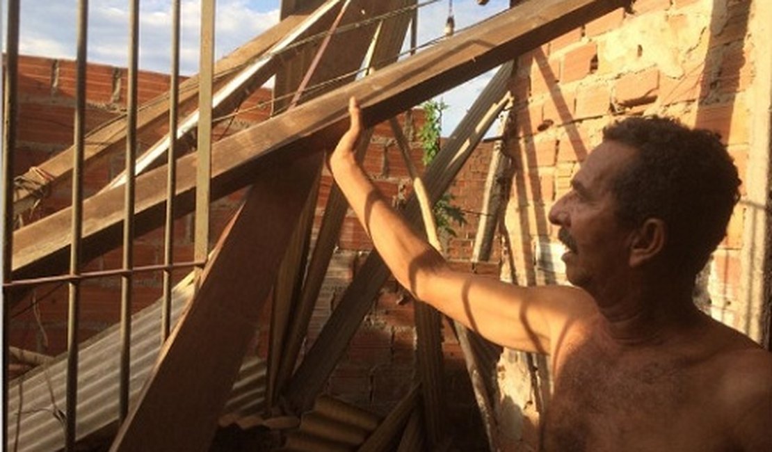 Susto: estrutura de igreja desaba sobre residência após ventania, em Arapiraca