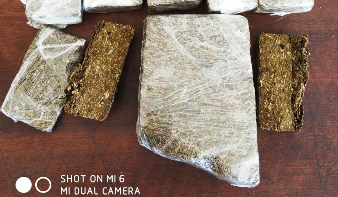 Mulher é presa por tráfico de drogas no bairro Cacimbas, em Arapiraca