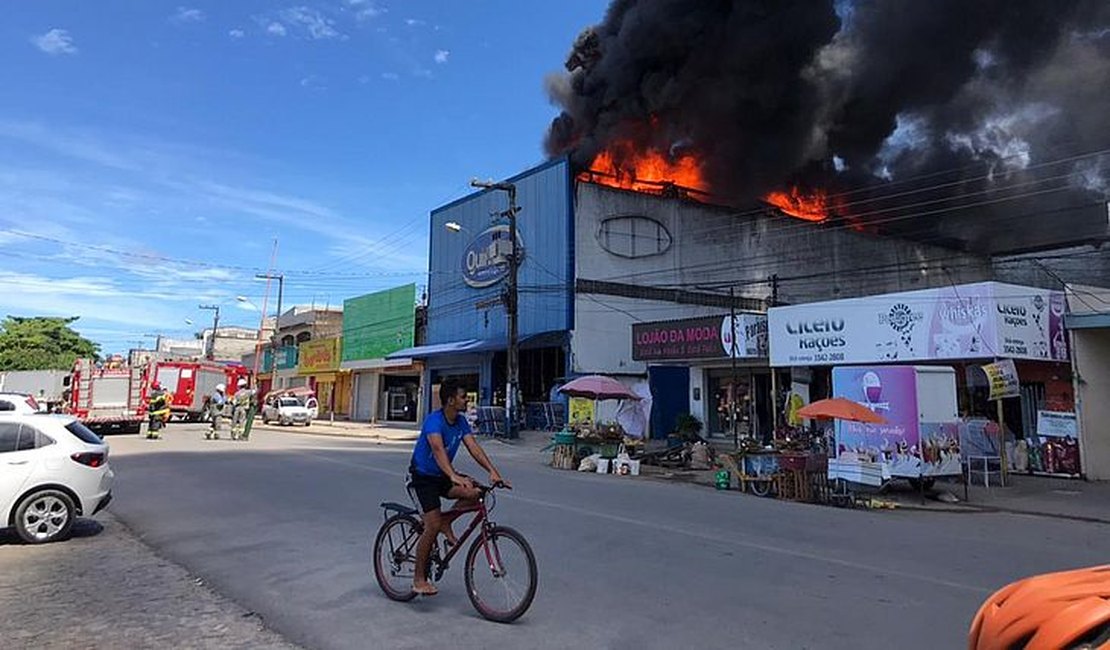 Defesa civil interdita primeiro andar de loja que pegou fogo, em Maceió