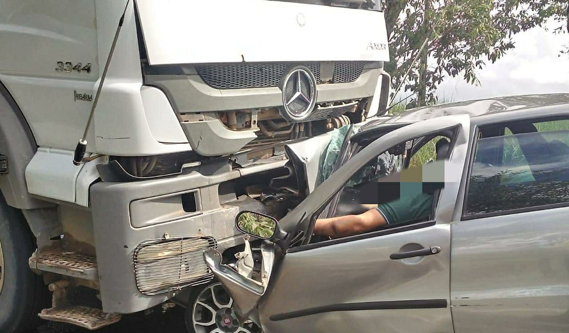 Motorista morre em colisão com carreta carregada de madeira na BR-316