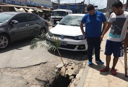 Veículo cai em bueiro aberto no bairro da Levada, em Maceió