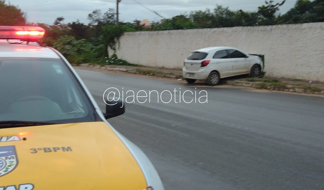 Motorista perde controle de carro e bate em muro de associação, em Arapiraca