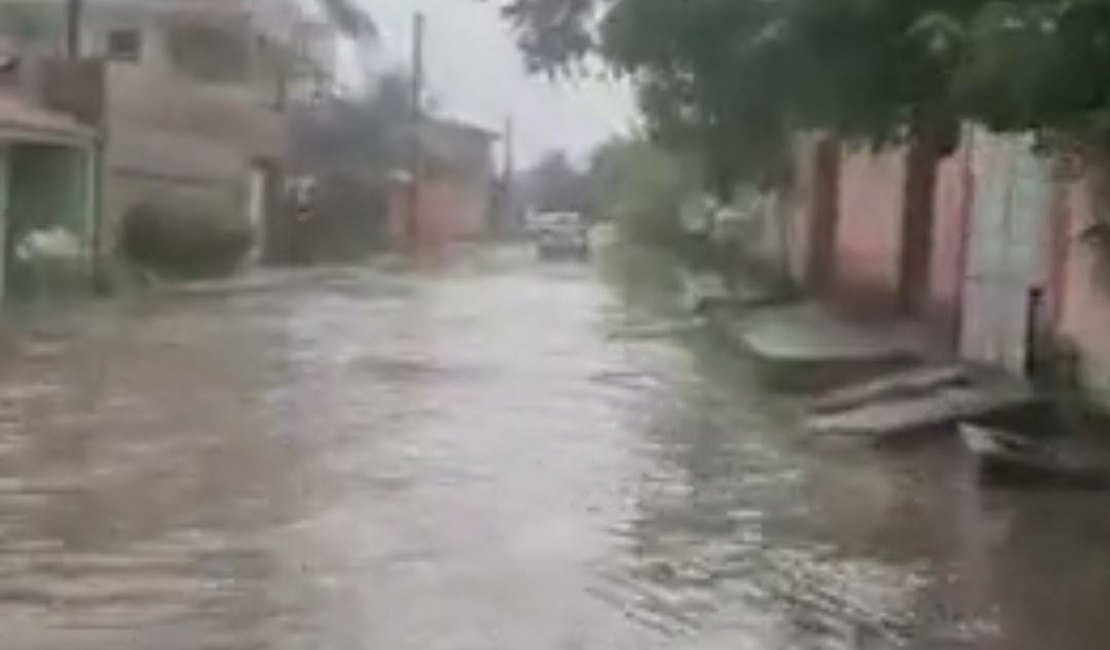 Fortes chuvas provocam alagamentos em Maceió e na Região Metropolitana