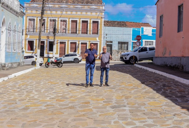 Prefeitura de Penedo reabre ao tráfego rua bicentenária pavimentada com rocha