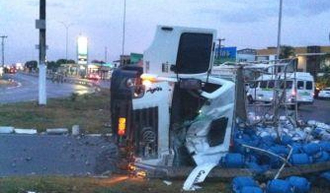 Caminhão carregado com botijões de gás tomba e afeta sistema de energia elétrica em Arapiraca