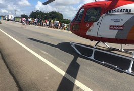 Condutor fica em estado grave após carreta tombar em trecho da BR-101