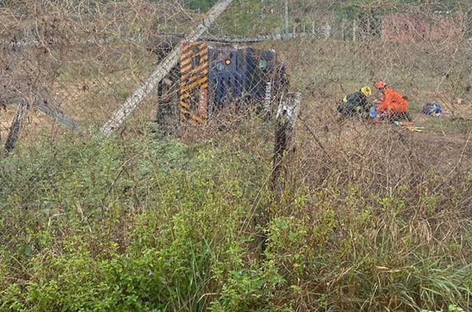 Carro-forte capota e ocupantes sofreram ferimentos leves no Sertão de Alagoas