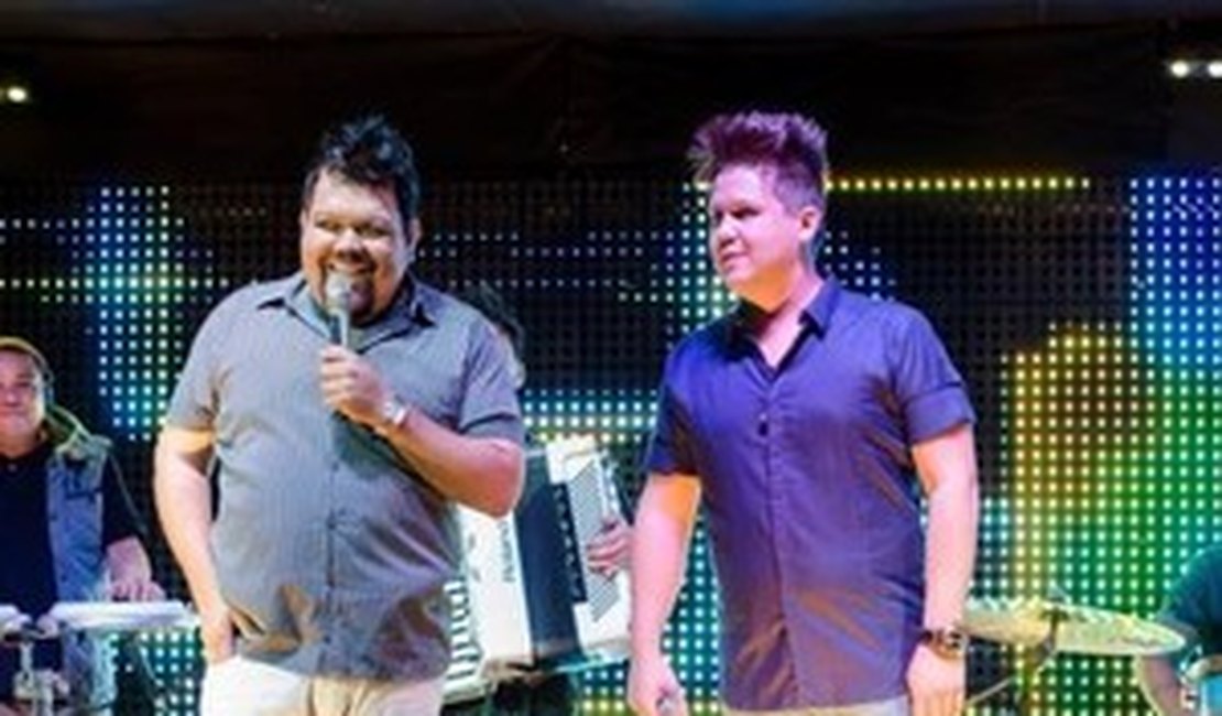 [Vídeo] Dupla sertaneja é detida em show por suspeita de apologia às drogas