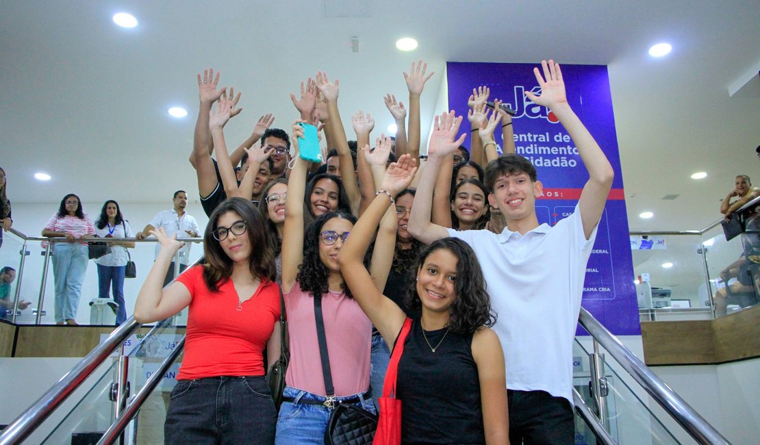 Daqui pro Mundo: Estudantes selecionados para programa de intercâmbio preparam passaportes para viajar
