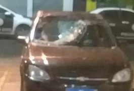 Mulher morre após ser atingida por tronco jogado de cima de viaduto no RJ