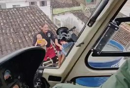 Vídeo. Bombeiros resgatam família, com bebê, que estava ilhada em Murici