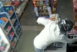 Casal assalta mercadinho na zona rural de Arapiraca; veja o vídeo que mostra o crime