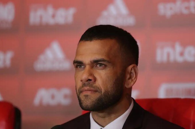 Daniel Alves é condenado a pagar R$ 80 mil de indenização por se apropriar de música de sertanejos