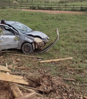 Condutor perde o controle da direção e capota veículo na zona rural de Arapiraca