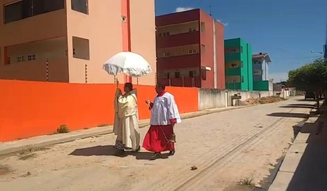 VÍDEO. Padre percorre ruas de Arapiraca com ostensório pedindo proteção contra coronavírus