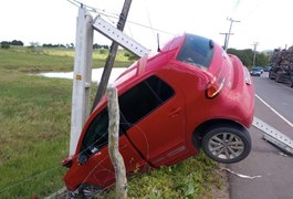 Condutora perde controle de carro em curva, na AL 110, em Arapiraca
