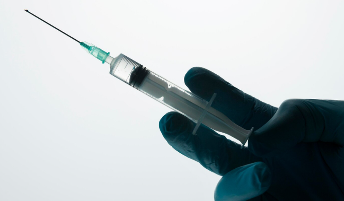 Mulher é presa por injetar agulha contaminada com HIV em enfermeira