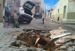 VÍDEO. Motorista tem parte de veículo ‘engolida’ por buraco no bairro Brasília