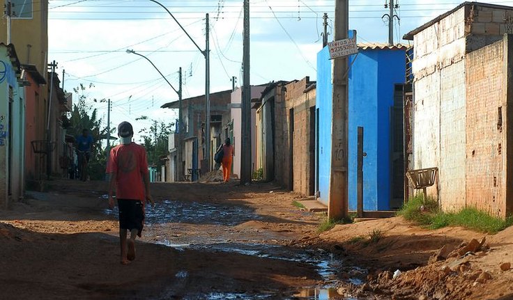 Mais de 40% dos brasileiros até 14 anos vivem em situação de pobreza